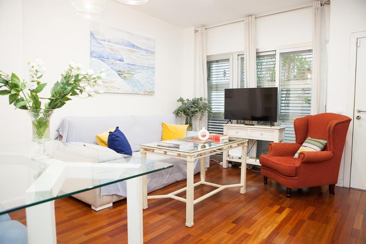 Charming With Pool And Garage Appartement